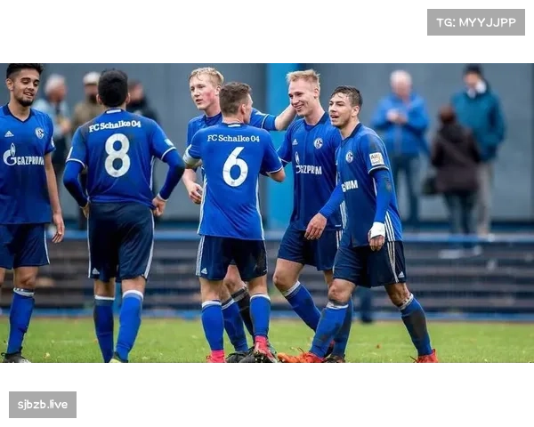 中下游球队采用人盯人防守，迫使对手减少中路短传配合